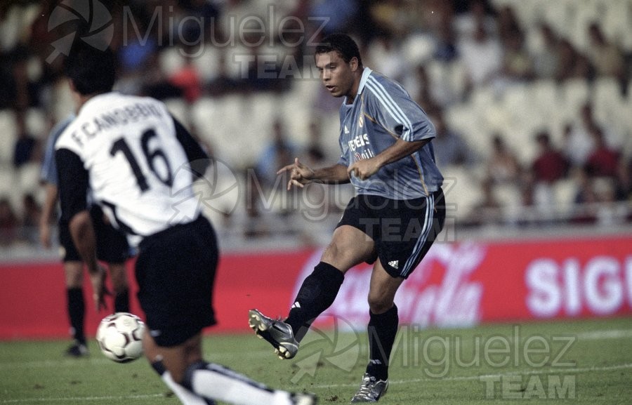 Partido de fútbol amistoso entre VALENCIA-REAL MADRID en el estadio Mestalla de Valencia. 2003