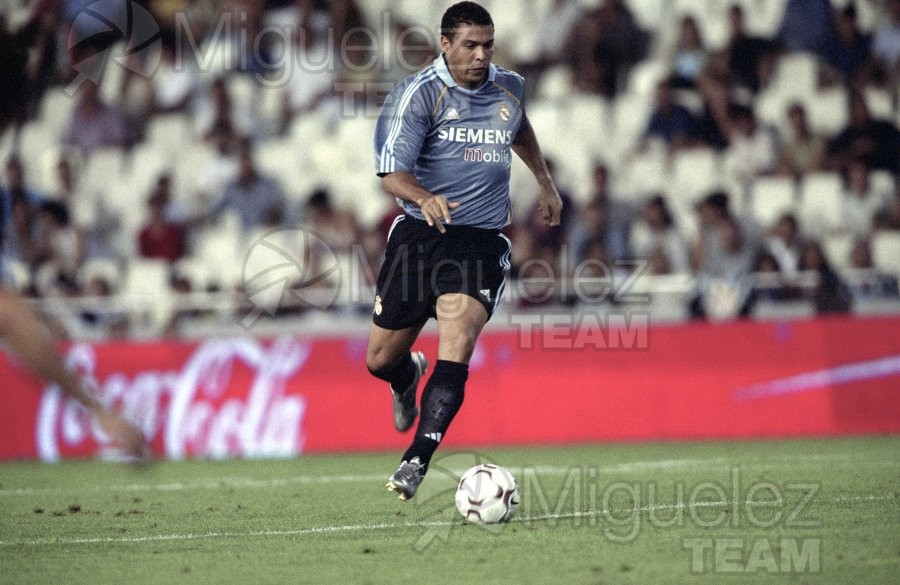 Partido de fútbol amistoso entre VALENCIA-REAL MADRID en el estadio Mestalla de Valencia. 2003