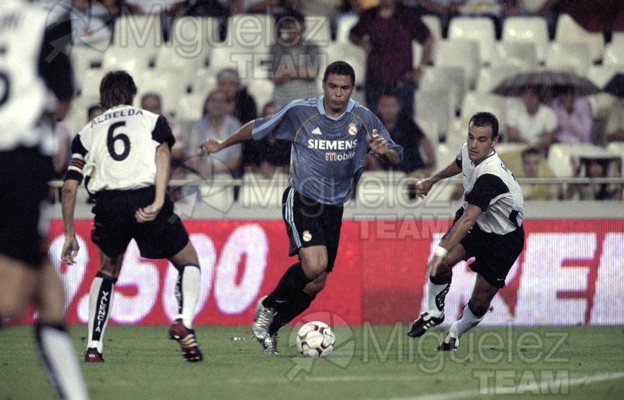 Partido de fútbol amistoso entre VALENCIA-REAL MADRID en el estadio Mestalla de Valencia. 2003