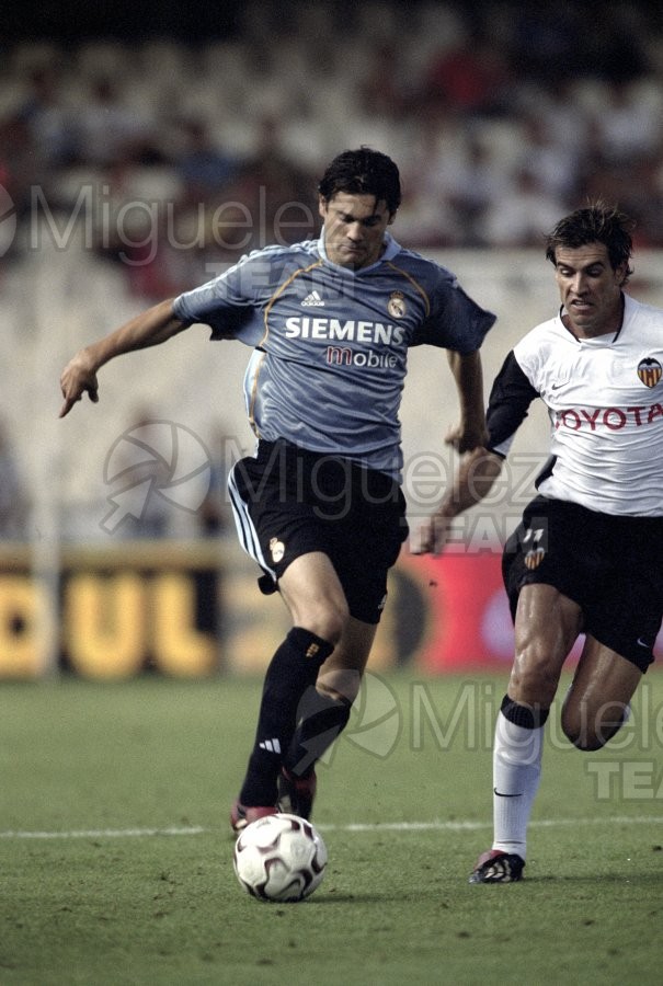 Partido de fútbol amistoso entre VALENCIA-REAL MADRID en el estadio Mestalla de Valencia. 2003