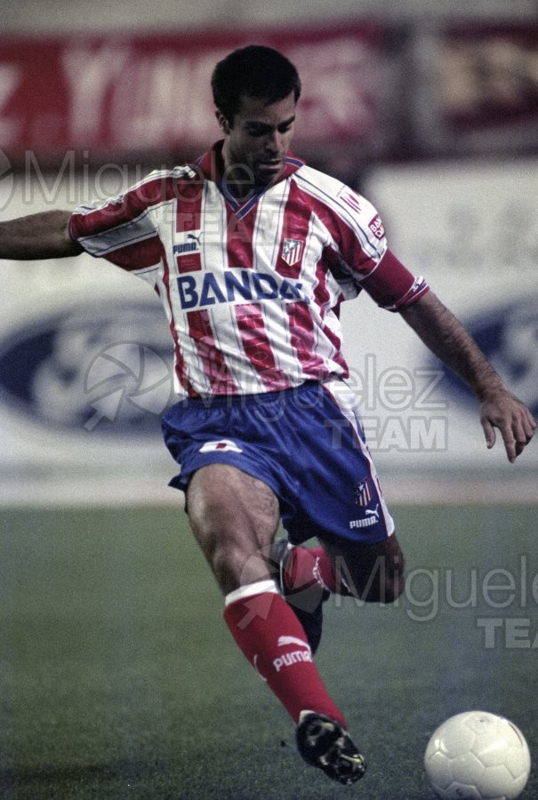 SOLOZABAL, jugador de fútbol del Atletico de Madrid, durante un partido de la Temporada 1996-1997.