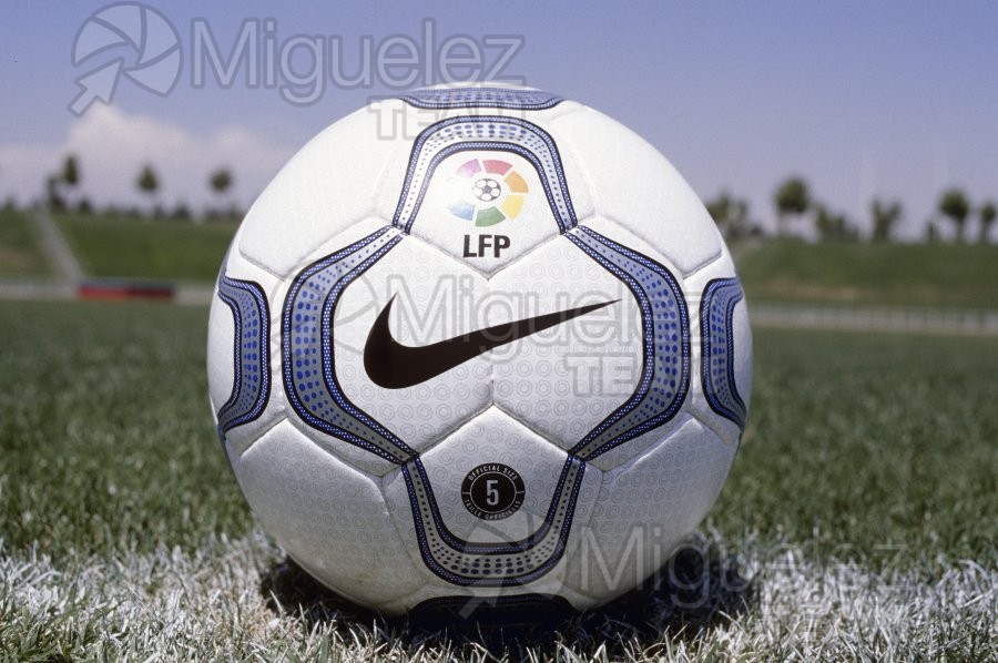 Foto ilustrativa de un balón en el centro del campo de fútbol. 2000