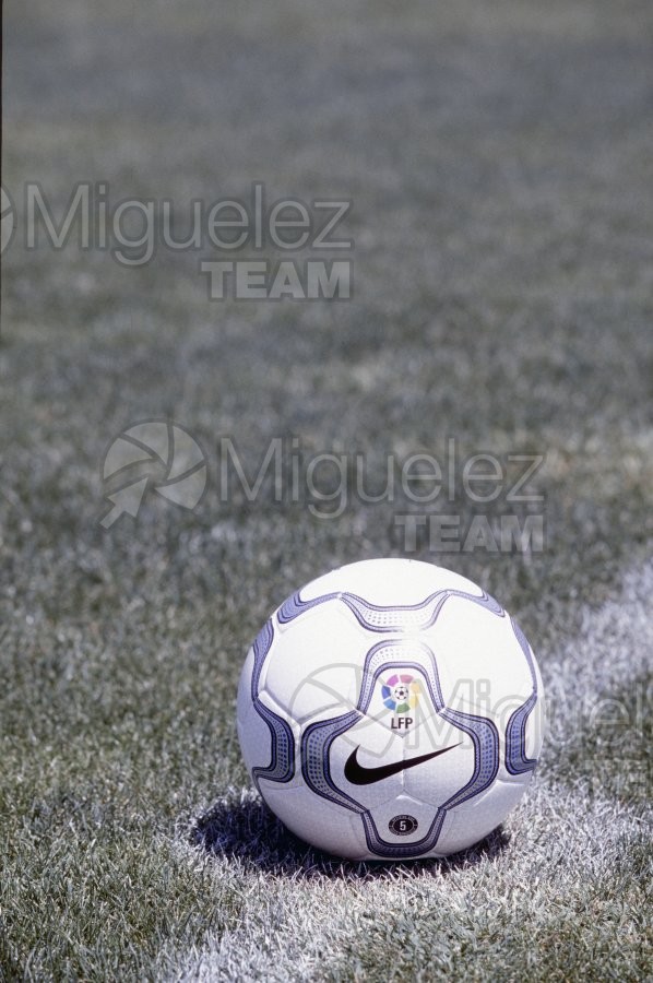 Foto ilustrativa de un balón en el centro del campo de fútbol. 2000