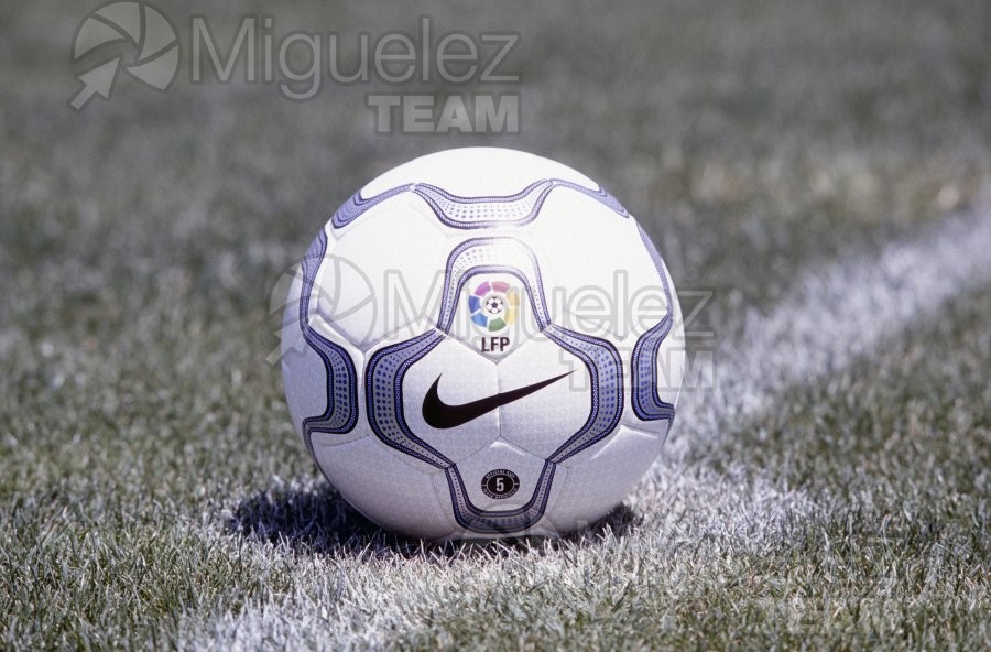 Foto ilustrativa de un balón en el centro del campo de fútbol. 2000