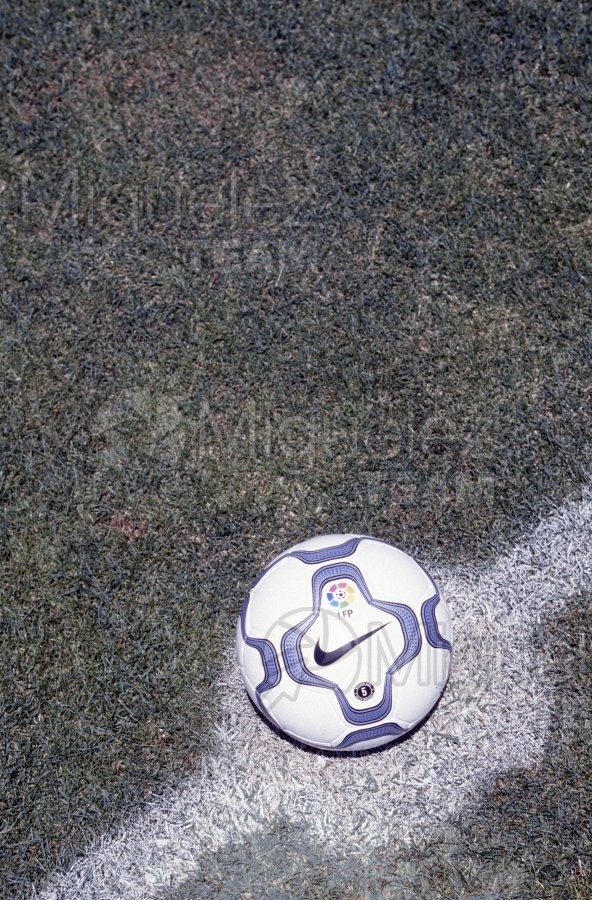 Foto ilustrativa de un balón en el centro del campo de fútbol. 2000