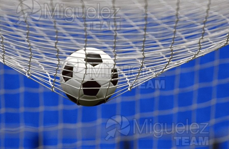 Foto de un balón sobre la red de una portería en el estadio de la Romareda (Zaragoza). 1996