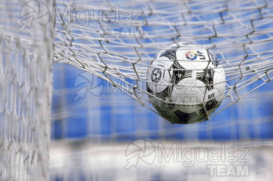 Foto de un balón sobre la red de una portería en el estadio de la Romareda (Zaragoza). 1996