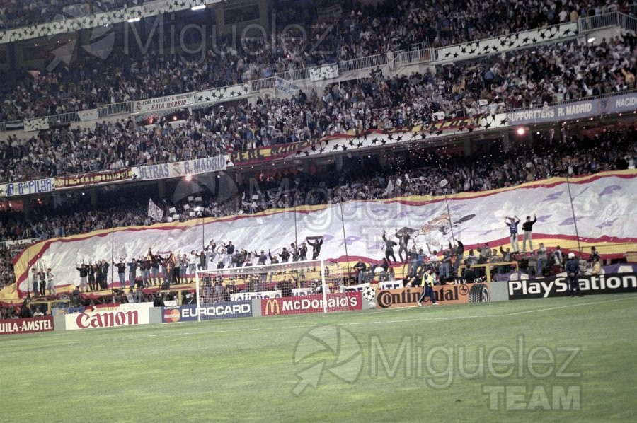 Aficionados de fútbol del Real Madrid, mostrando una gran bandera de Ultras Sur, en el estadio Santiago Bernabeú (Madrid) 1994. 
