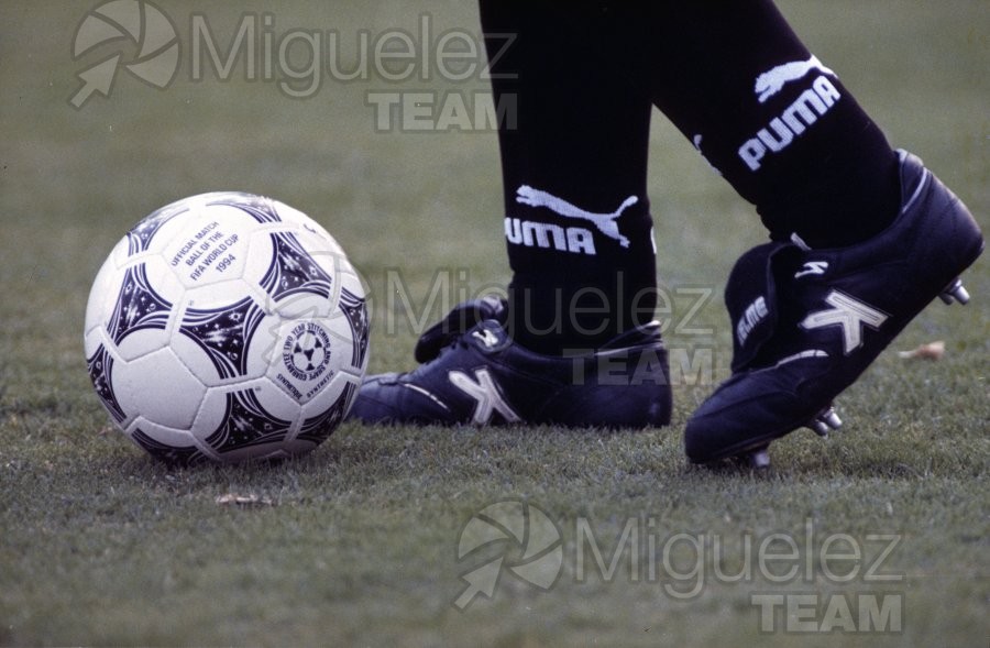 Ilustracion. Pies de jugador de fútbol golpeando un balón de fútbol. 1996. 
