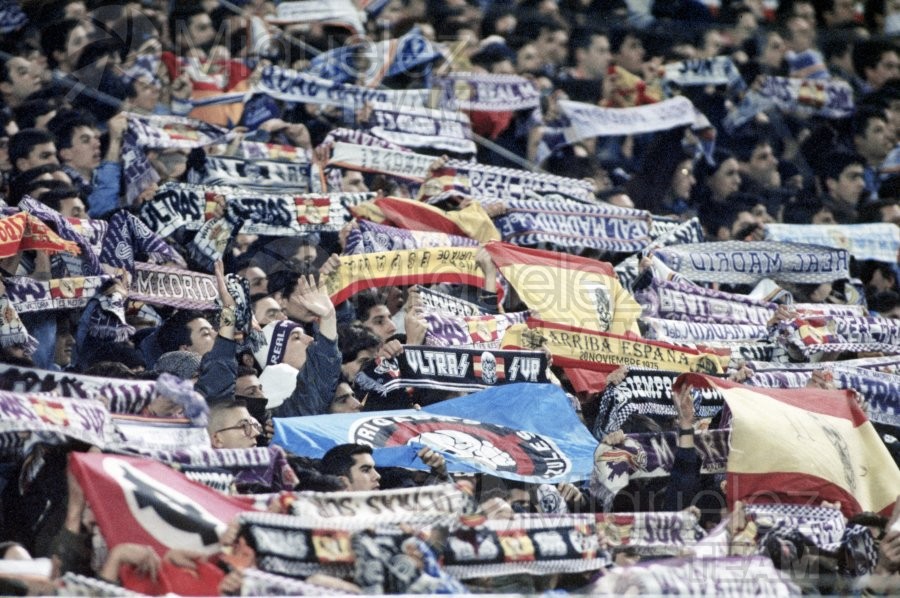Aficionados de fútbol de Real Madrid mostrando las bufandas del club durante un partido, en el estadio Santiago Bernabéu (Madrid). Temporada 1995-1996. 