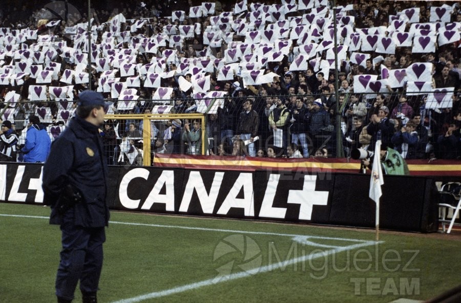 Un Policia Nacional controlando la seguridad del Estadio de fútbol Santiago Bernabéu (Madrid) 1997.