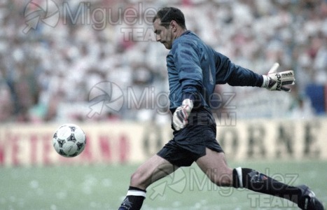 Final de la COPA DEL REY entre DEPORTIVO DE LA CORUÑA-VALENCIA en el estadio Santiago Bernabéu (Madrid). 1995