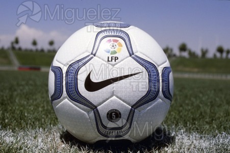 Foto ilustrativa de un balón en el centro del campo de fútbol. 2000