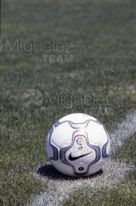 Foto ilustrativa de un balón en el centro del campo de fútbol. 2000