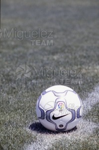Foto ilustrativa de un balón en el centro del campo de fútbol. 2000