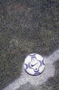 Foto ilustrativa de un balón en el centro del campo de fútbol. 2000