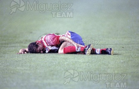 Partido de Liga 1ª División entre ATLÉTICO DE MADRID-DEPORTIVO ALAVÉS en el estadio Vicente Calderón (Madrid). 1998 