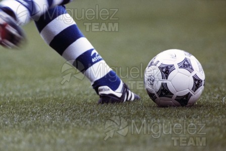 Ilustracion. Pies de jugador de fútbol golpeando un balón de fútbol. 1996. 