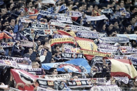 Aficionados de fútbol de Real Madrid mostrando las bufandas del club durante un partido, en el estadio Santiago Bernabéu (Madrid). Temporada 1995-1996. Ultras Sur. 