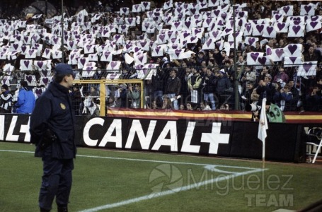 Un Policia Nacional controlando la seguridad del Estadio de fútbol Santiago Bernabéu (Madrid) 1997.