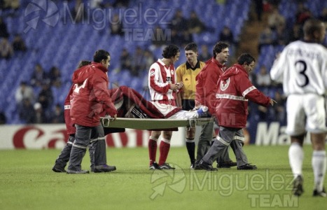 Partido de Liga de Campeones entre REAL MADRID-OLIMPIAKOS (GRE) en el Santiago Bernabéu de Madrid. 1999 