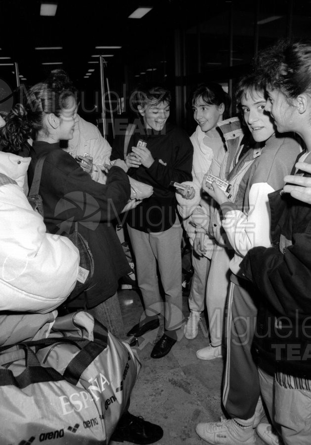 Regreso de la expedición de Gimnasia a los JJOO de Seúl-1988. Aeropuerto de Barajas (Madrid).