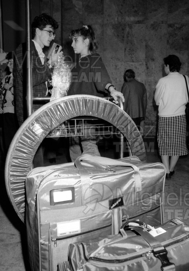 Regreso de la expedición de Gimnasia a los JJOO de Seúl-1988. Aeropuerto de Barajas (Madrid).