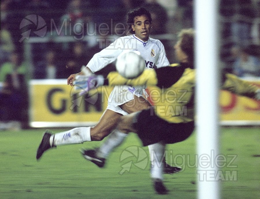 Encuentro Copa de Europa entre REAL MADRID-SWAROUSKI TIROL de Austria en el Santiago Bernabéu (Madrid) 1990