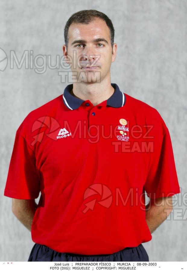 Reportaje Gráfico del equipo de baloncesto de la ACB MURCIA en su pabellón de Murcia. 2003