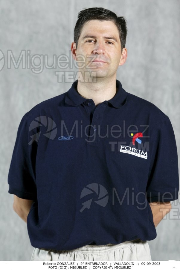 Reportaje gráfico del equipo de baloncesto de ACB VALLADOLID en su pabellón de Valladolid. 2003