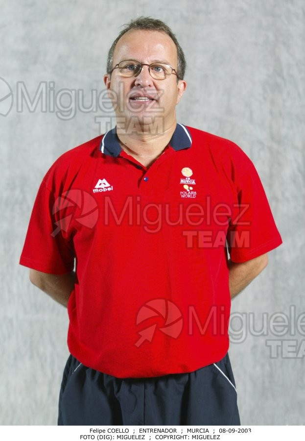 Reportaje Gráfico del equipo de baloncesto  de la ACB MURCIA en su pabellón de Murcia. 2003