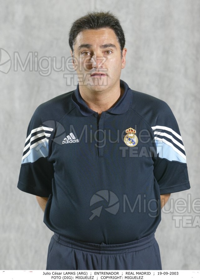 Reportaje Gráfico del equipo de baloncesto  de la ACB del REAL MADRID en su pabellón cubierto de Madrid. 2003
