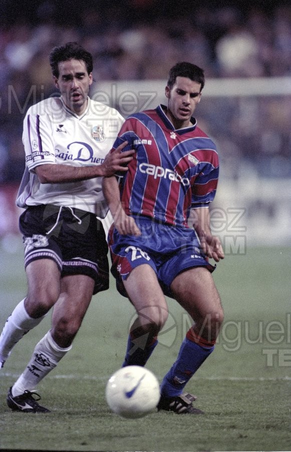 Partido de Liga 1ª División entre SALAMANCA-EXTREMADURA en el estadio Helmántico de Salamanca. 1998. 