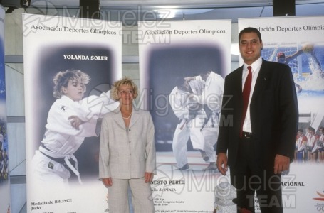 Visita de los judokas Yolanda SOLER y Ernesto PEREZ a la sede en Madrid del Comite Olimpico Español (COE) durante el año q996. 