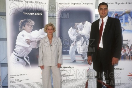 Visita de los judokas Yolanda SOLER y Ernesto PEREZ a la sede en Madrid del Comite Olimpico Español (COE) durante el año q996. 