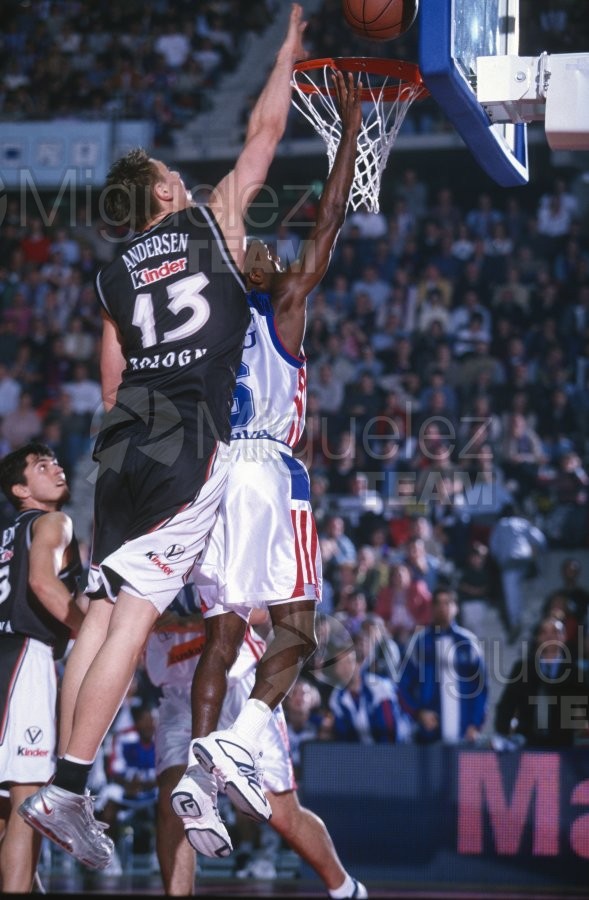 Partido de baloncesto de la EUROLIGA entre TAU CERAMICA-KINDER VIRTUS BOLONIA (ITA) en Vitoria 2001.