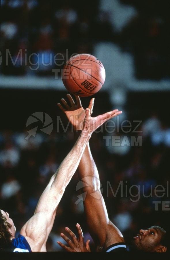 Partido de baloncesto de la EUROLIGA entre TAU CERAMICA-KINDER VIRTUS BOLONIA (ITA) en Vitoria 2001.
