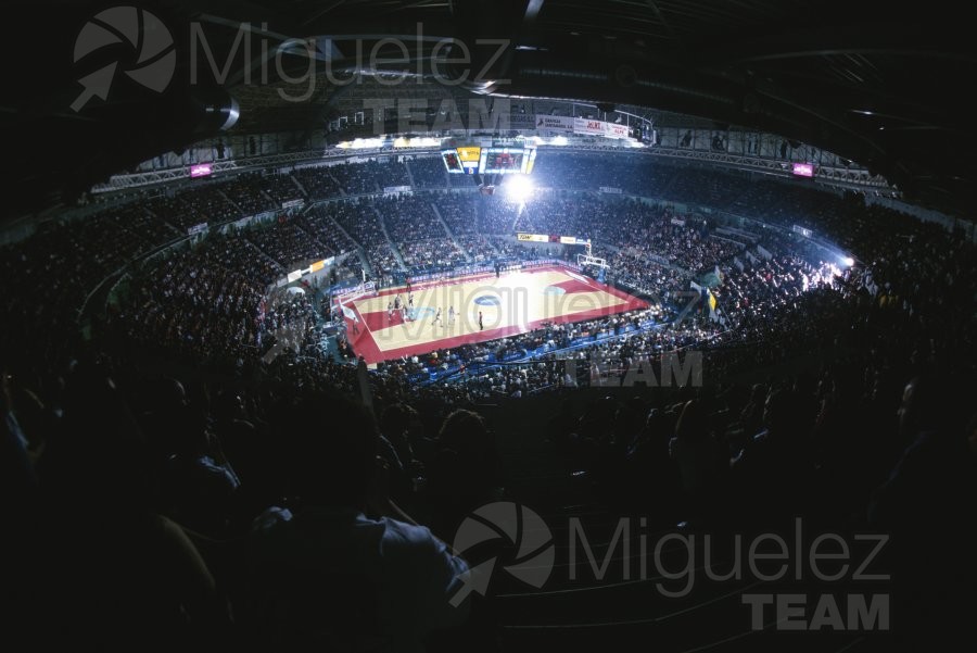 Partido de baloncesto de la EUROLIGA entre TAU CERAMICA-KINDER VIRTUS BOLONIA (ITA) en Vitoria 2001.