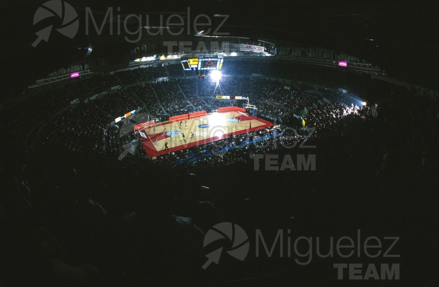 Partido de baloncesto de la EUROLIGA entre TAU CERAMICA-KINDER VIRTUS BOLONIA (ITA) en Vitoria 2001.