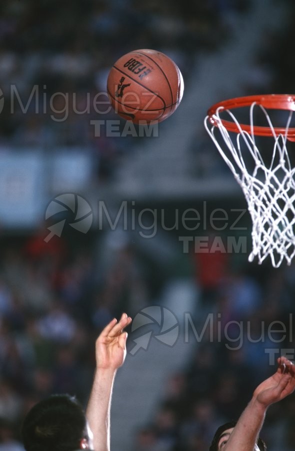 Partido de baloncesto de la EUROLIGA entre TAU CERAMICA-KINDER VIRTUS BOLONIA (ITA) en Vitoria 2001.