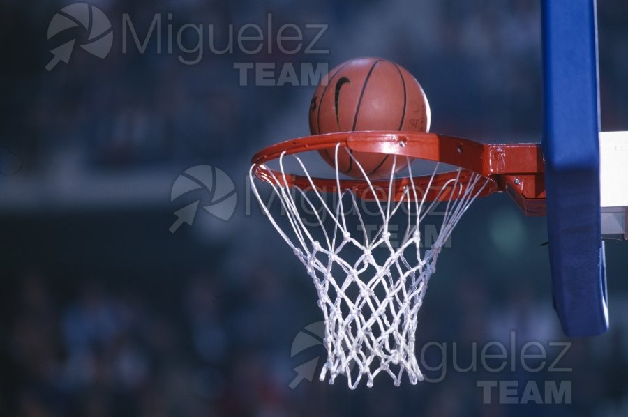 Partido de baloncesto de la EUROLIGA entre TAU CERAMICA-KINDER VIRTUS BOLONIA (ITA) en Vitoria 2001.