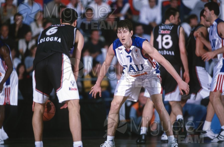 Partido de baloncesto de la EUROLIGA entre TAU CERAMICA-KINDER VIRTUS BOLONIA (ITA) en Vitoria 2001.