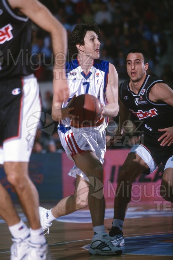 Partido de baloncesto de la EUROLIGA entre TAU CERAMICA-KINDER VIRTUS BOLONIA (ITA) en Vitoria 2001.