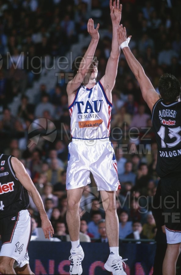 Partido de baloncesto de la EUROLIGA entre TAU CERAMICA-KINDER VIRTUS BOLONIA (ITA) en Vitoria 2001.