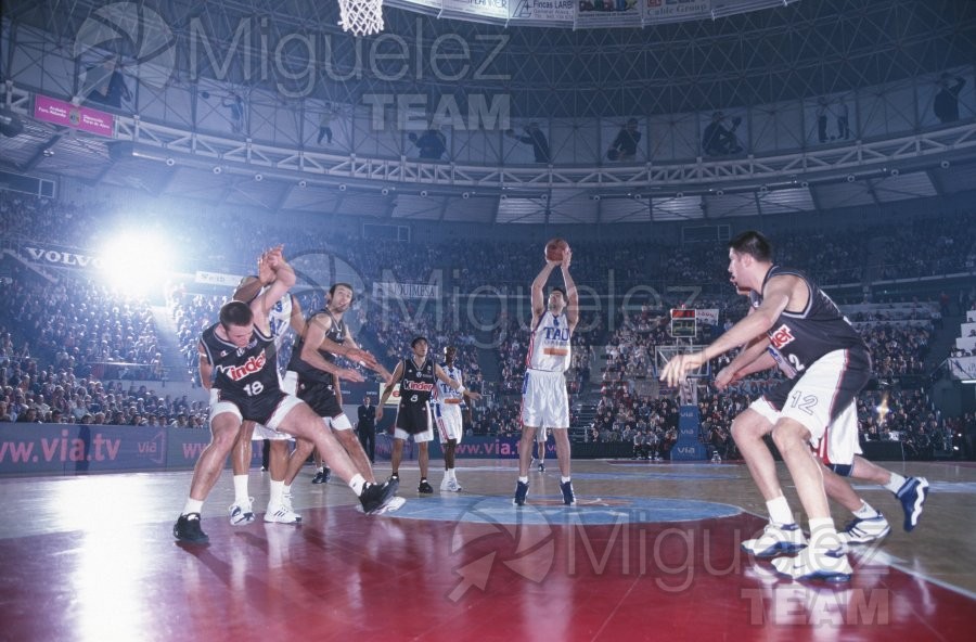 Partido de baloncesto de la EUROLIGA entre TAU CERAMICA-KINDER VIRTUS BOLONIA (ITA) en Vitoria 2001.