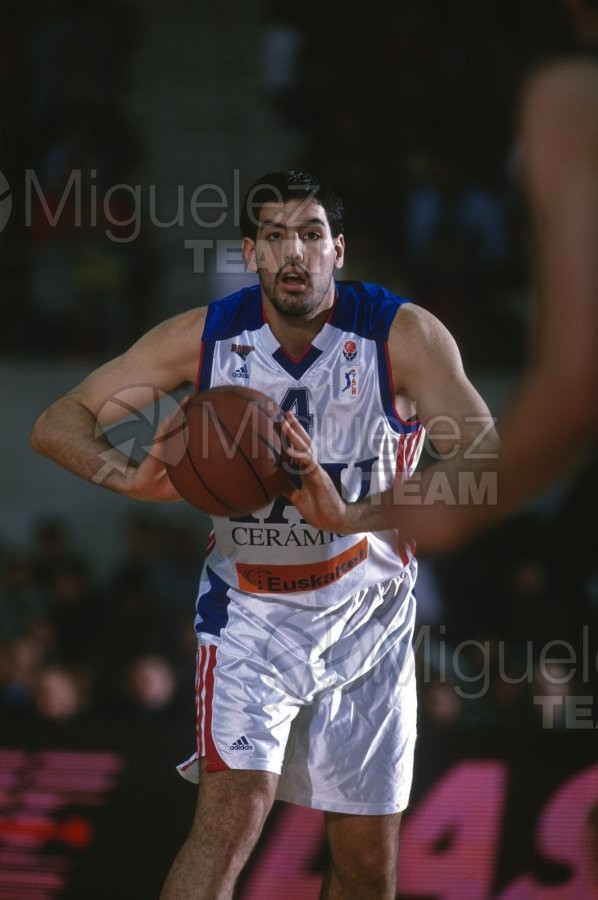 Partido de baloncesto de la EUROLIGA entre TAU CERAMICA-KINDER VIRTUS BOLONIA (ITA) en Vitoria 2001.