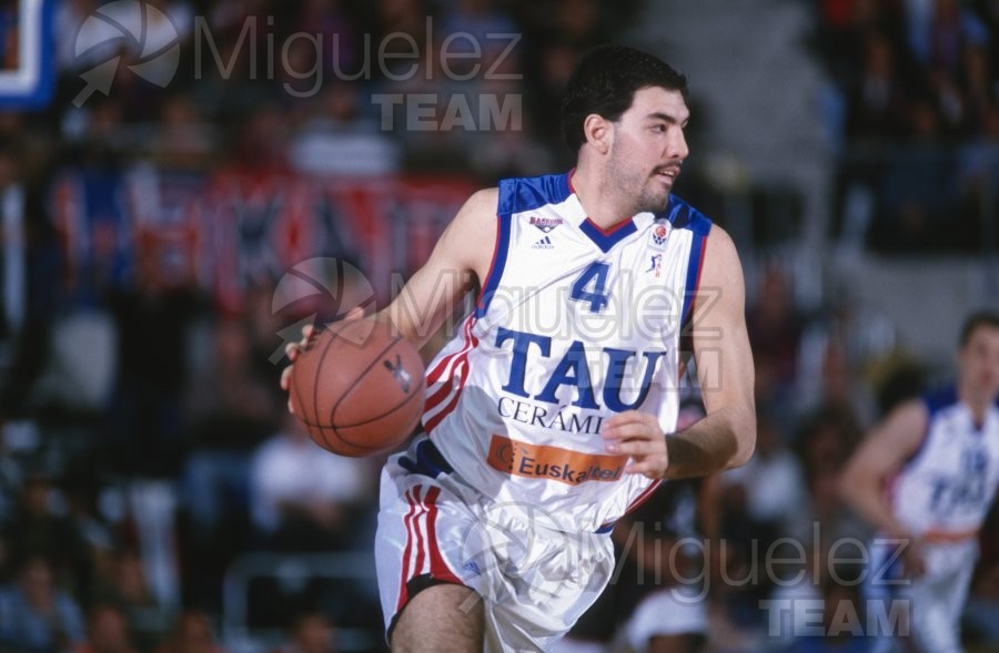 Partido de baloncesto de la EUROLIGA entre TAU CERAMICA-KINDER VIRTUS BOLONIA (ITA) en Vitoria 2001.