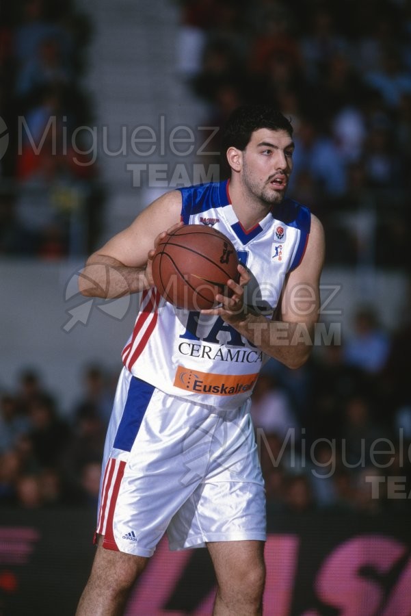 Partido de baloncesto de la EUROLIGA entre TAU CERAMICA-KINDER VIRTUS BOLONIA (ITA) en Vitoria 2001.