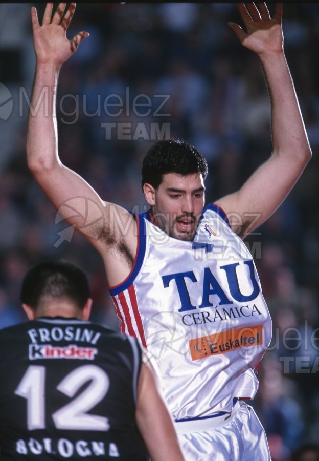 Partido de baloncesto de la EUROLIGA entre TAU CERAMICA-KINDER VIRTUS BOLONIA (ITA) en Vitoria 2001.