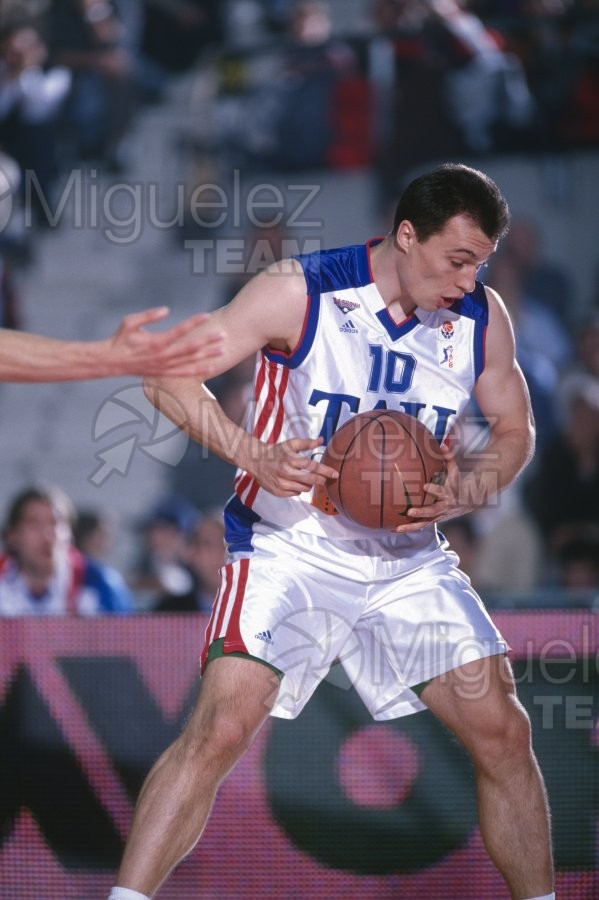 Partido de baloncesto de la EUROLIGA entre TAU CERAMICA-KINDER VIRTUS BOLONIA (ITA) en Vitoria 2001.